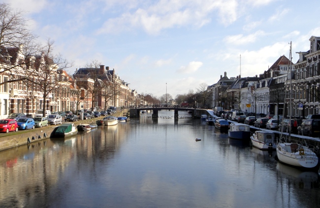 100210.chavannes.nl_haarlem_canal_ice.jpg