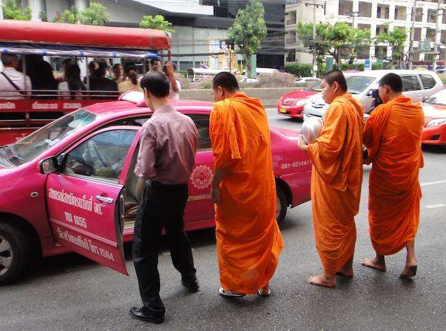 CHavannes.nl_monks_bangkok_may2012.jpg