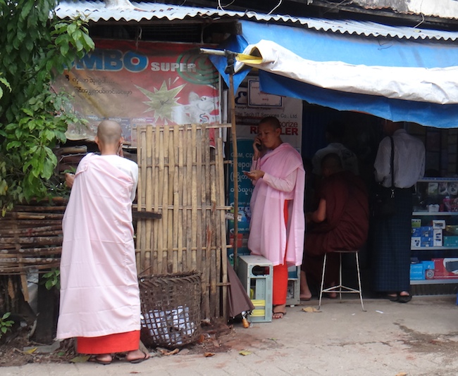 Chavannes.nl_Buddhist_nuns_on_the_phone.jpg